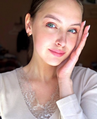 Со мной ты познаешь настоящее наслаждение и страсть.
✨ Моя нежность и опыт позволят нам насладиться каждой минутой нашей встречи. Я создам атмосферу романтики и соблазна, в которую ты погрузишься без остатка. Мои губки будут ласкать и целовать каждый сантиметр твоего тела, подарив ни с чем не сравнимые ощущения.
💃 У меня множество возможностей для твоего удовольствия. От эротического массажа до игр ролевых. Я предлагаю классический и оральный секс, анальные эксперименты и специальные услуги по твоему выбору. Никаких запретов и ограничений - лишь твои фантазии и моё желание удовлетворить тебя полностью.
🔥 Мои довольные клиенты оставляют самые лестные отзывы о наших встречах. Профессионализм, дискретность и интимная атмосфера - вот, что делает меня особенной. Уверен, когда увидишь мои фото, твоё сердце забьётся быстрее.
🌆 Жду тебя в Москве, чтобы погрузиться в мир незабываемого сексуального приключения. Не упускай возможность насладиться моей компанией и позвони мне прямо сейчас. Вместе мы создадим волшебные моменты и расправим крылья фантазии. Кира